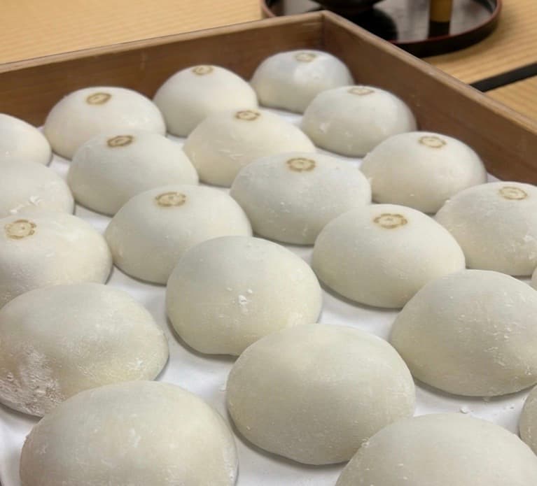 木箱いっぱいに並べられた岡埜製菓店の大福
